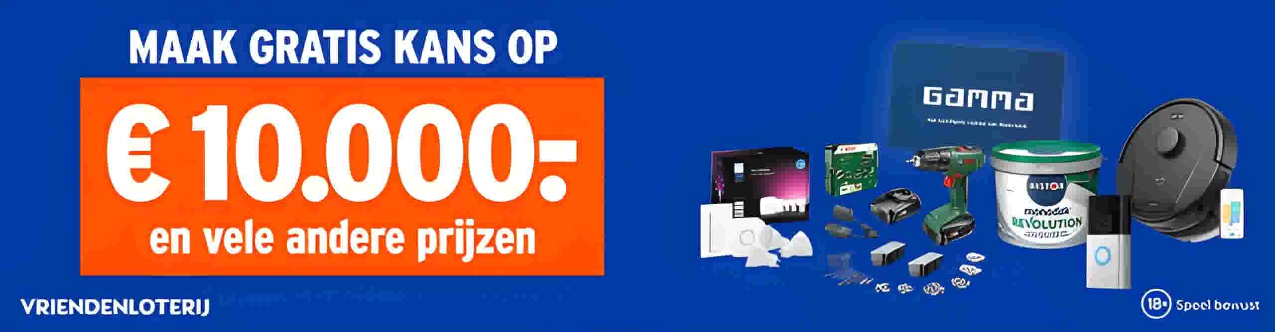 Loterij banner met hoofdprijs van €10.000 en diverse producten zoals Gamma cadeaubon, PlayStation, Nivea producten en robotstofzuiger op blauwe achtergrond.