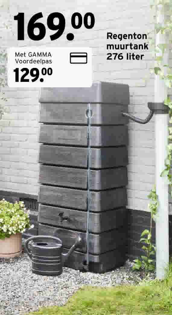 Aanbieding voor een Regenton muur­tank van 276 liter, van €169,00 voor €129,00 met GAMMA Voordeelpas, afgebeeld naast een witte regenpijp en een gieter.