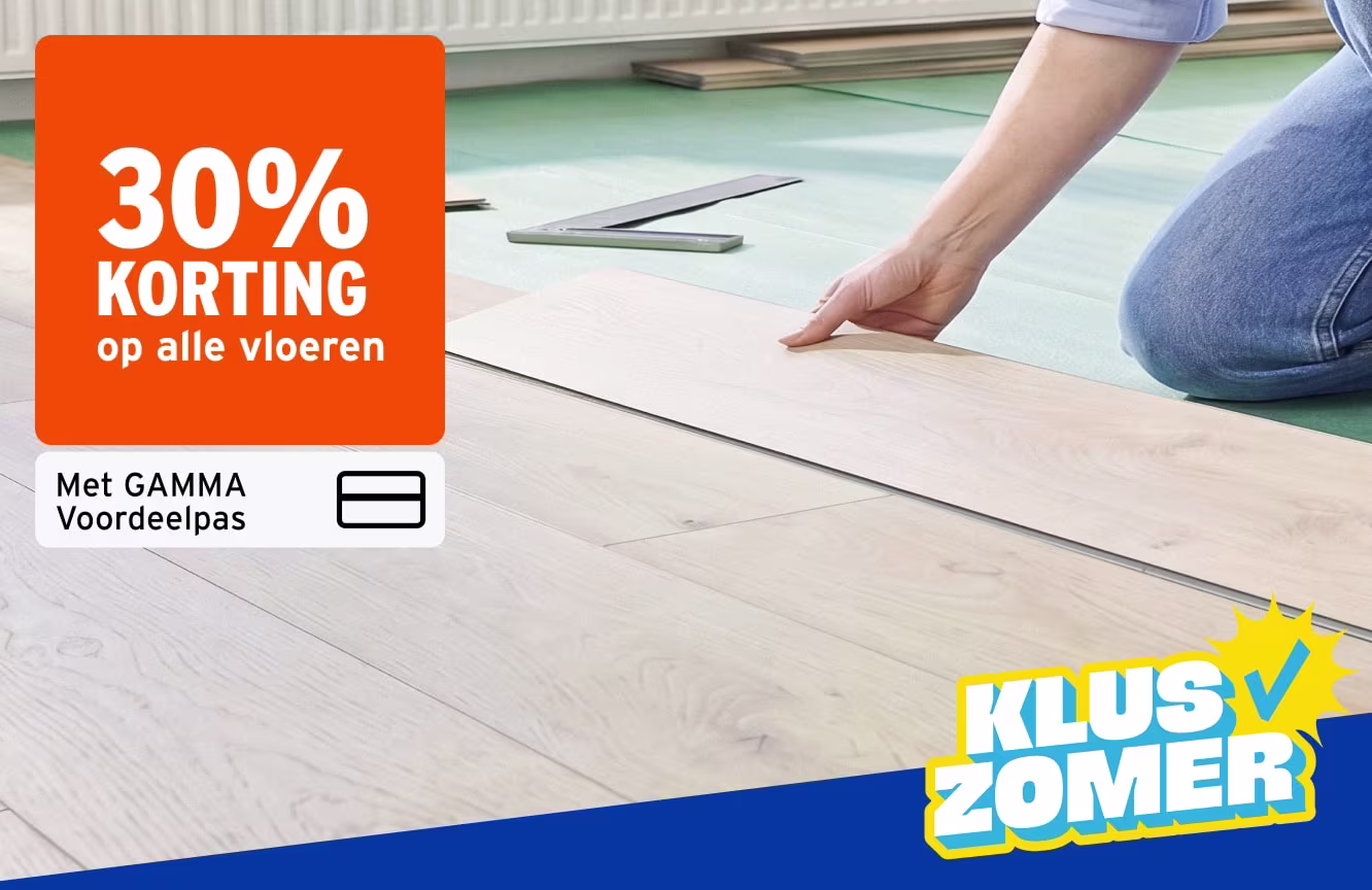 30% korting op alle vloeren met de GAMMA voordeelpas. Persoon legt lichte houten vloerplanken.