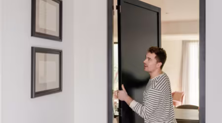 Hoe kan ik mijn binnendeur afhangen?