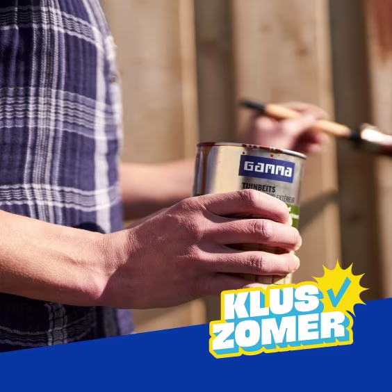 Persoon houdt een blik Gamma thinbeits vast en schildert een houten wand met een kwast. Logo 'Kluszomer' rechtsonder. 35% korting op alle buitenbeits ook op mengverf 