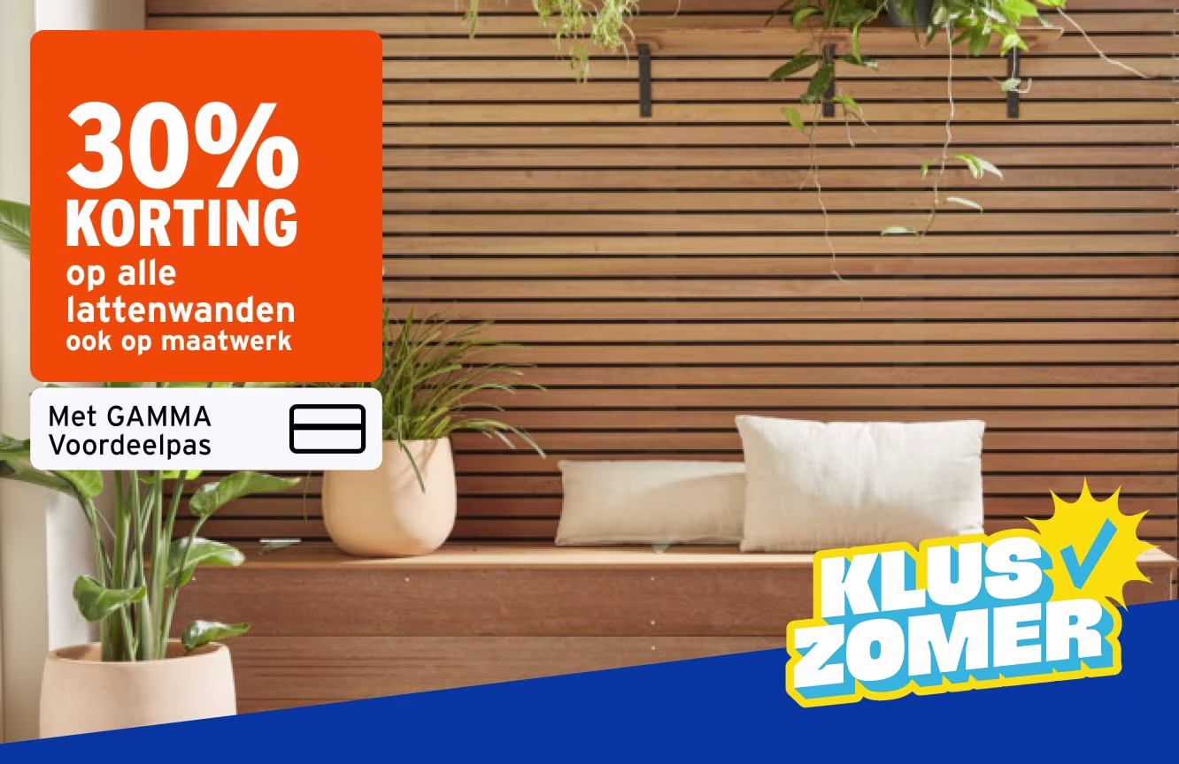 Houten lattenwand met bank, kussens en planten. 30% korting op lattenwanden met GAMMA Voordeelpas. Kluszomer actie.