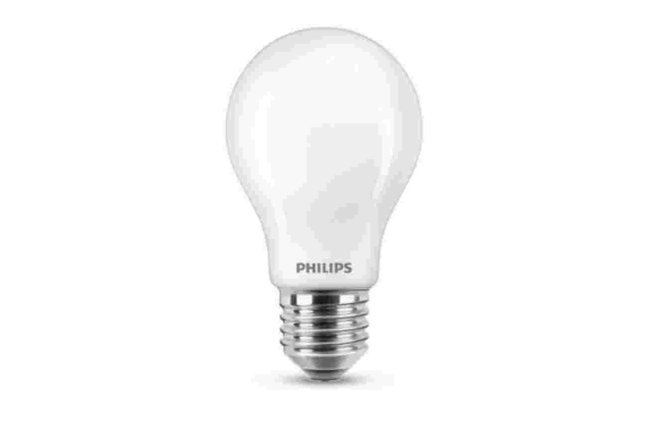 Een Philips LED-lamp met mat glas en een E27-fitten in een klassieke peervorm tegen een witte achtergrond.