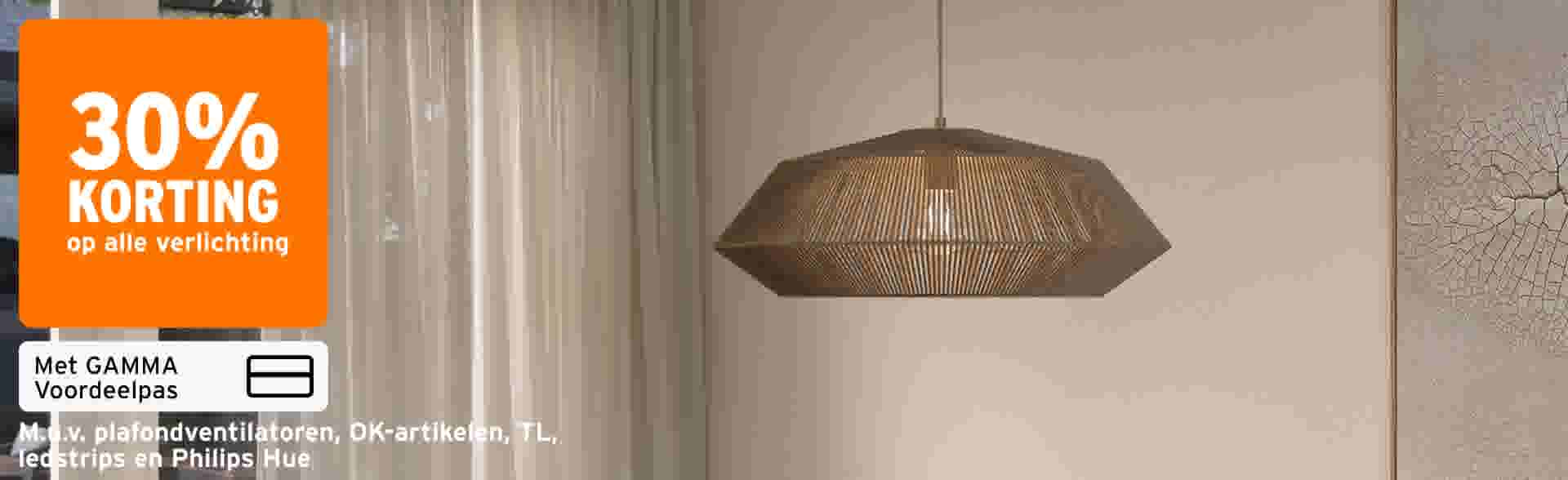 Geweven hanglamp in een sfeervol interieur met 30% korting op alle verlichting met de GAMMA Voordeelpas.