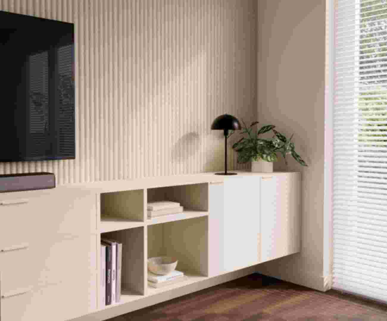 Moderne woonkamer met op de muur een lattenwand met ronde lattenwandmeubels, een wit tvmeubel met daarop een zwarte tafellamp, groene plant en een flatscreen-tv op de muur.