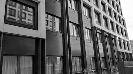 Studentenwohnheim Fassade Das Studierendenwohnheim in Bochum mit 720 Wohneinheiten ist das höchste in
Modulbauweise errichtete Gebäude in Europa. Bild: Daiwa House Modular Europe
GmbH