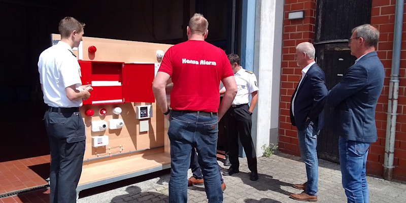 Übungsbrandmeldeanlage Übergabe der Übungsbrandmeldeanlage an die Feuerwehr der Hansestadt Lübeck