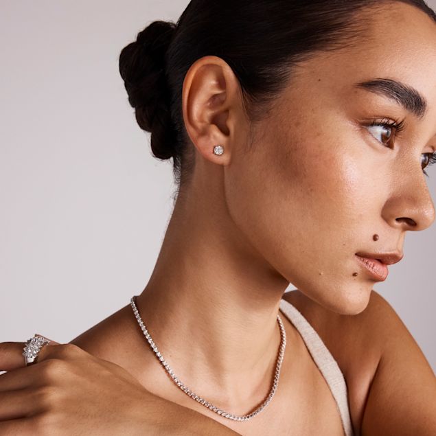 Woman wearing Tennis Neckalce