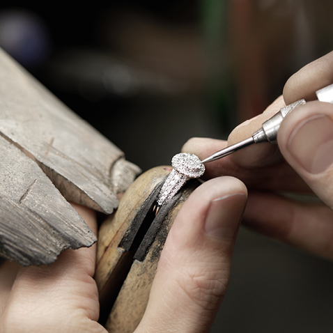 Sertissage de diamants dans une bague