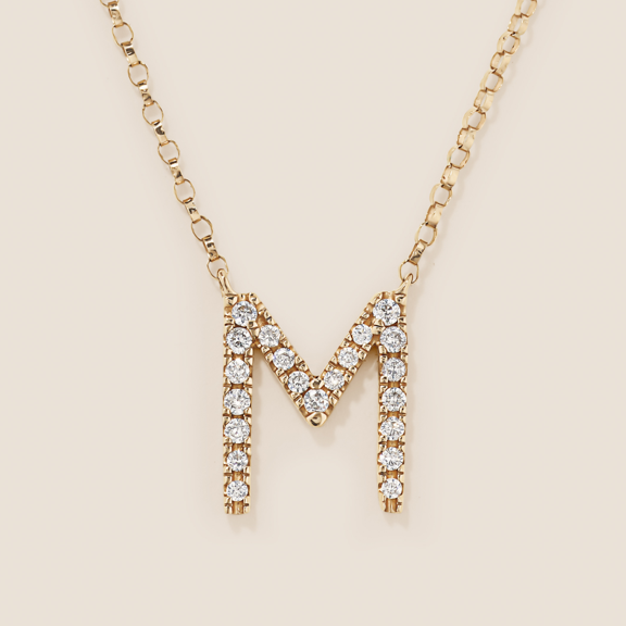 Bijoux en or et diamants gravés d'initiales