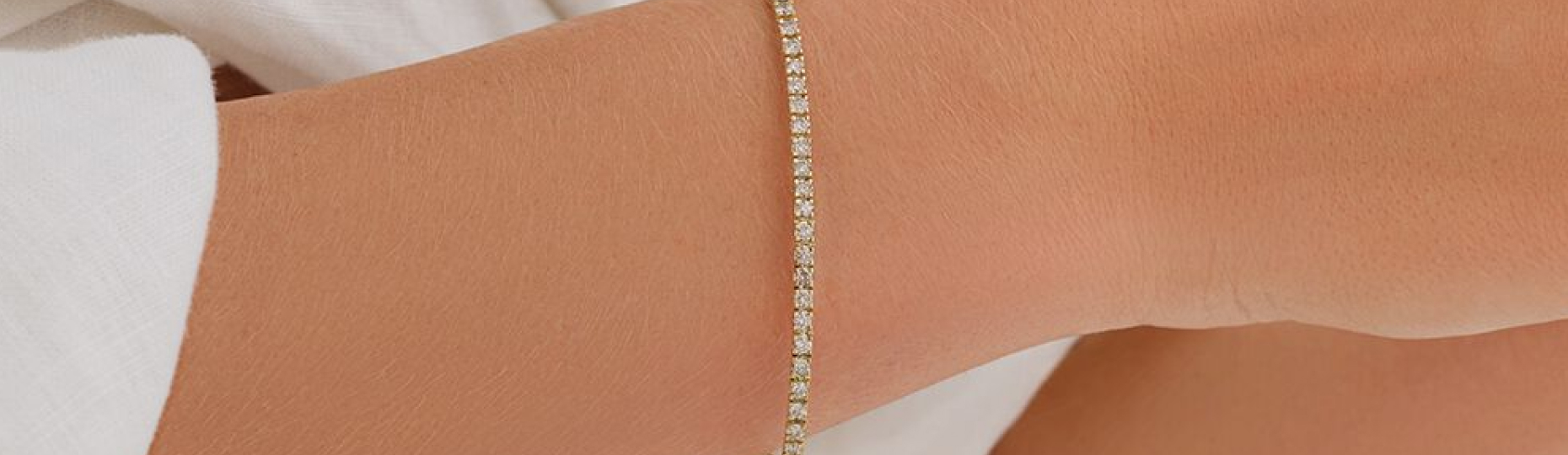 woman wearing 3 carat diamond bracelet