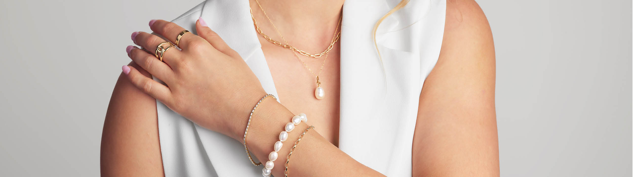 emmes portant des bijoux en perles assortis à des bijoux en or