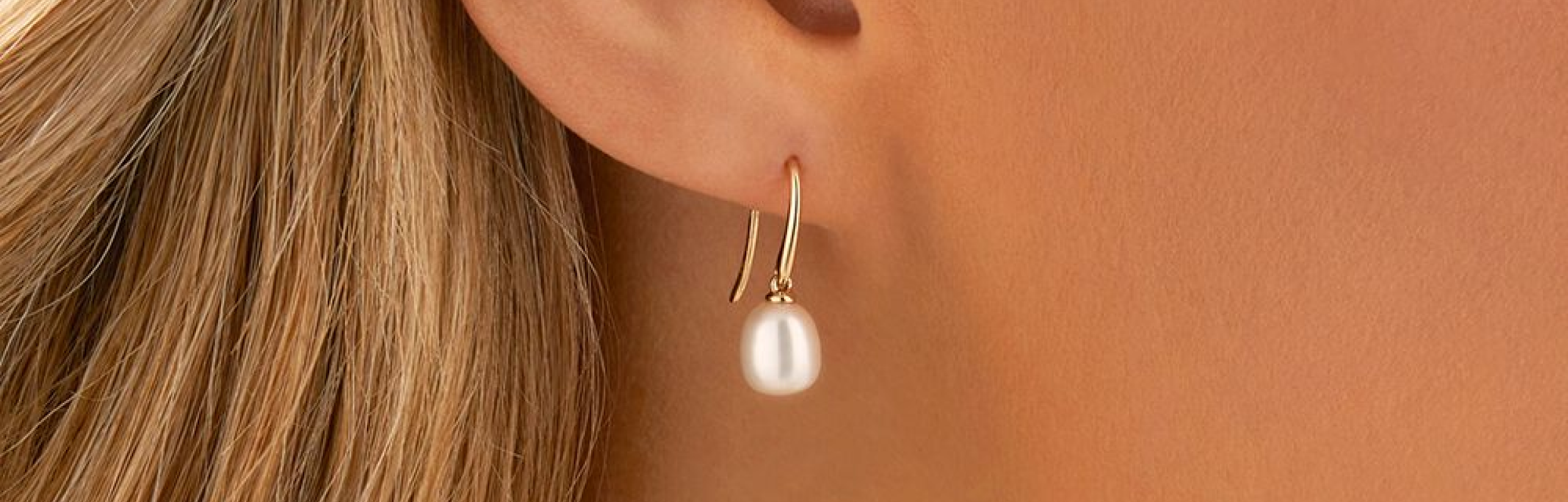 bride wearing pearl wedding earrings