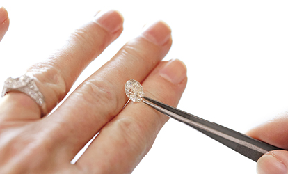 Contraste entre un diamant en vrac et une main