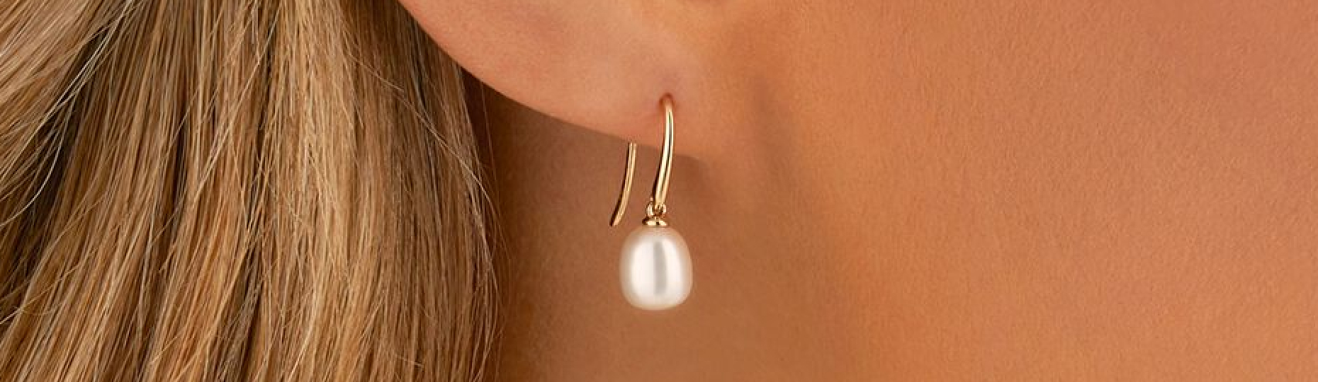 bridesmaid wearing pearl earrings