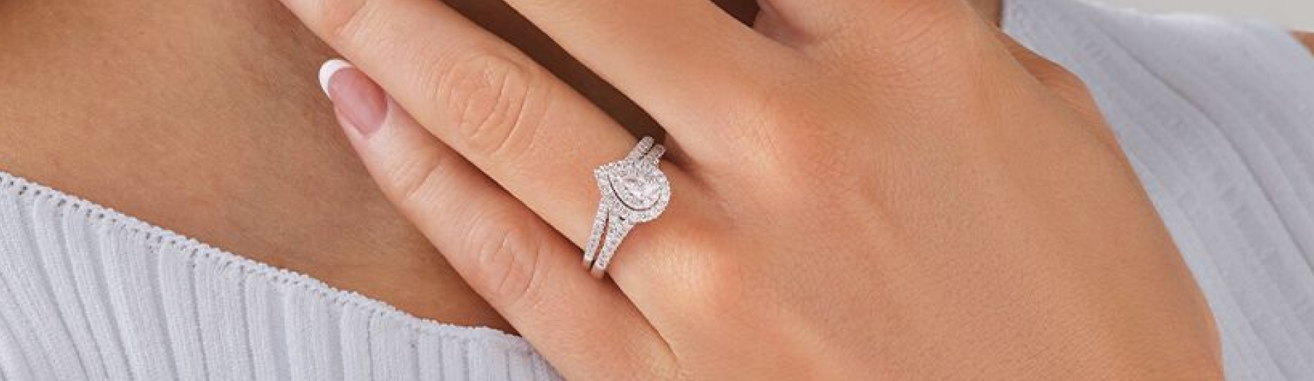 translate to french-canadian: woman wearing white gold wedding ring set