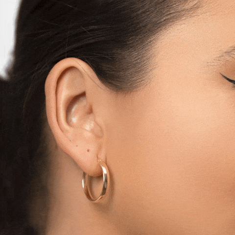 Superposition de boucles d'oreilles en or blanc et diamants