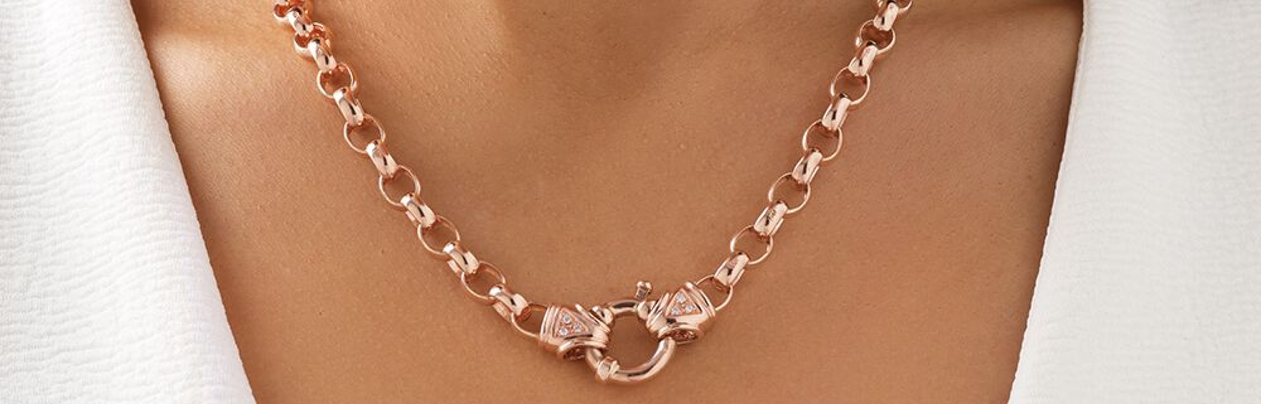 Femme portant un collier en or rose