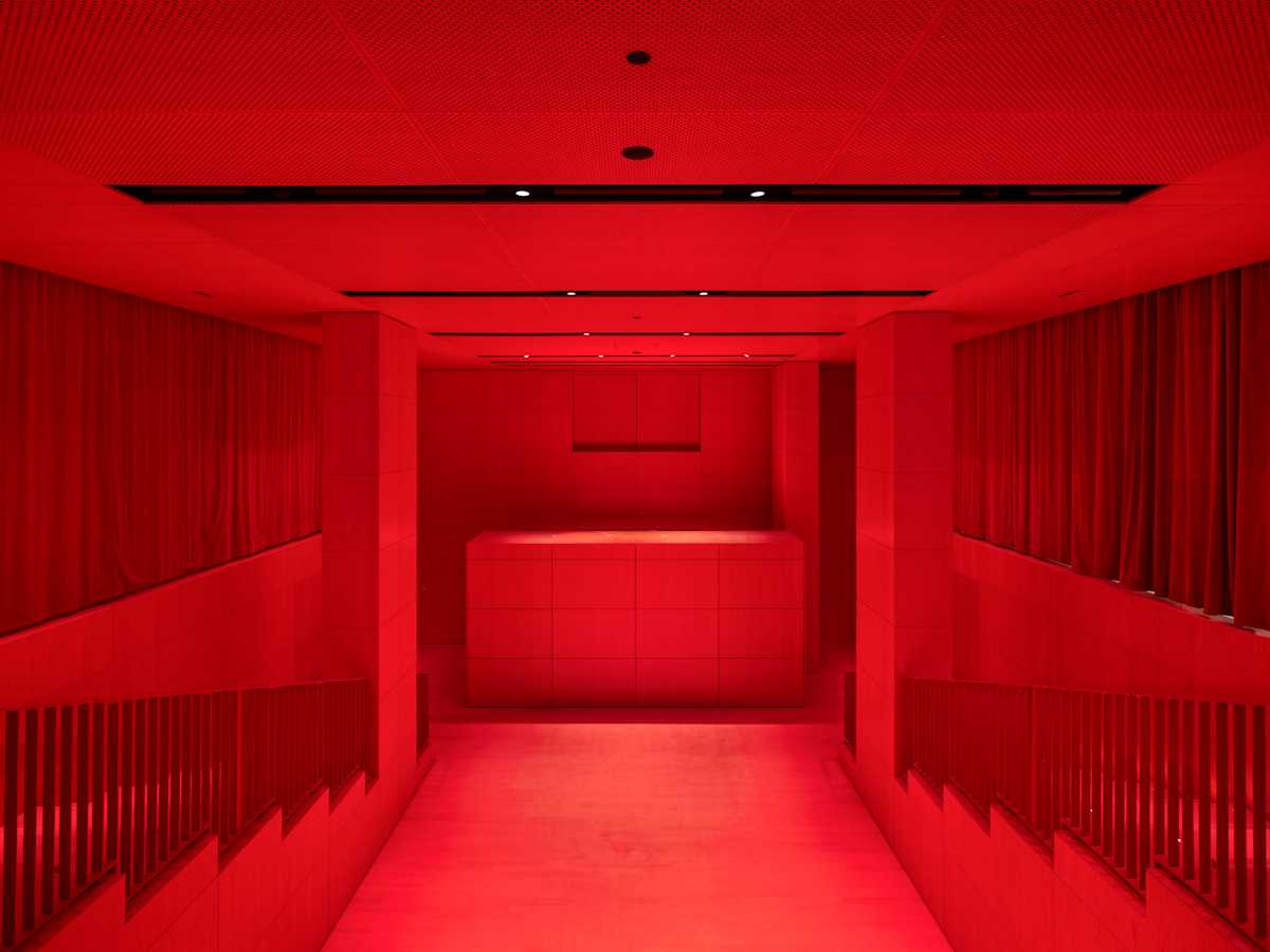 Photo © Martin Argyroglo