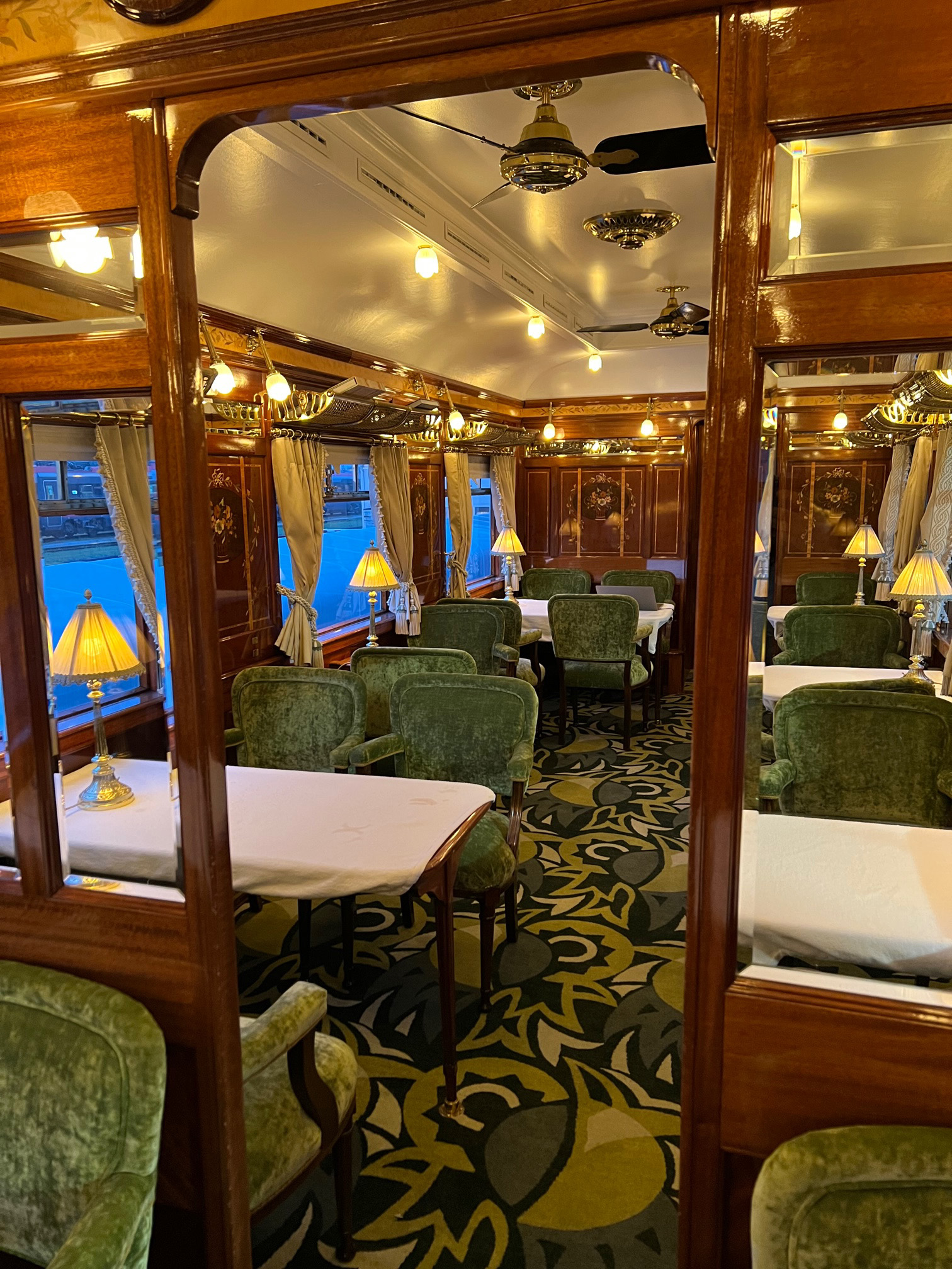 動作品【VENICE SIMPLON ORIENT EXPRESS ベニスシンプロン オリエントエクスプレス1919 女性用腕時計】 JR transforms venice simplon-orient-express train carriage into an