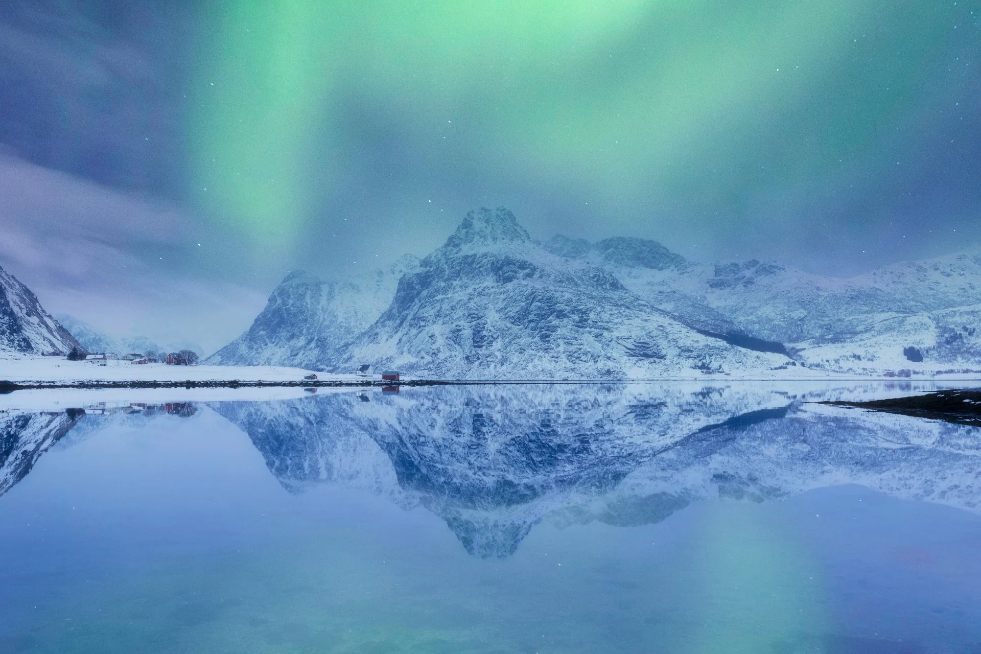 norway_lofoten-islands_aurora-borealis-over-hamnoy_francesco-riccardo-iacomino_gettyimages_1293292515