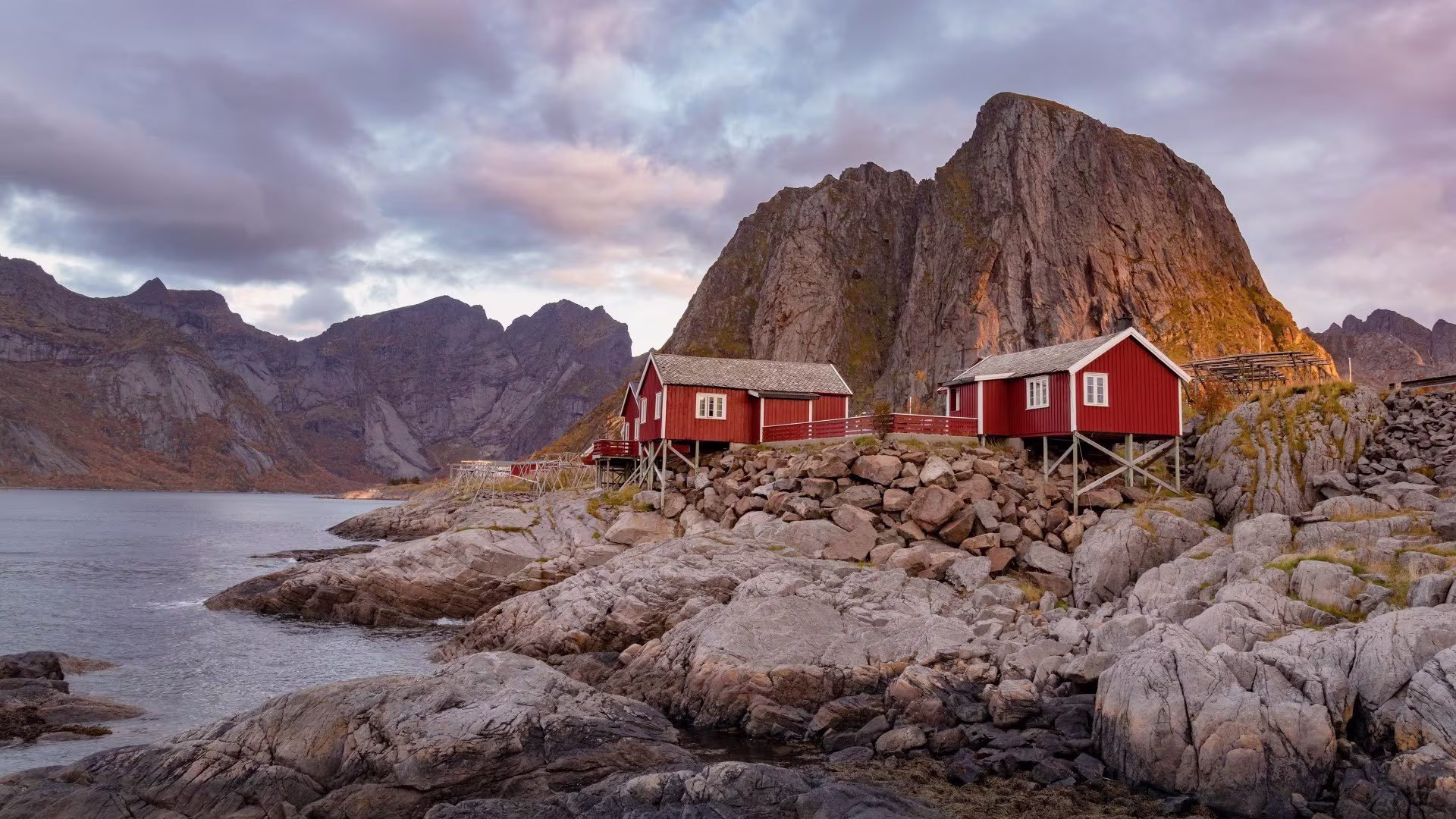 Røde norske hytter på kysten