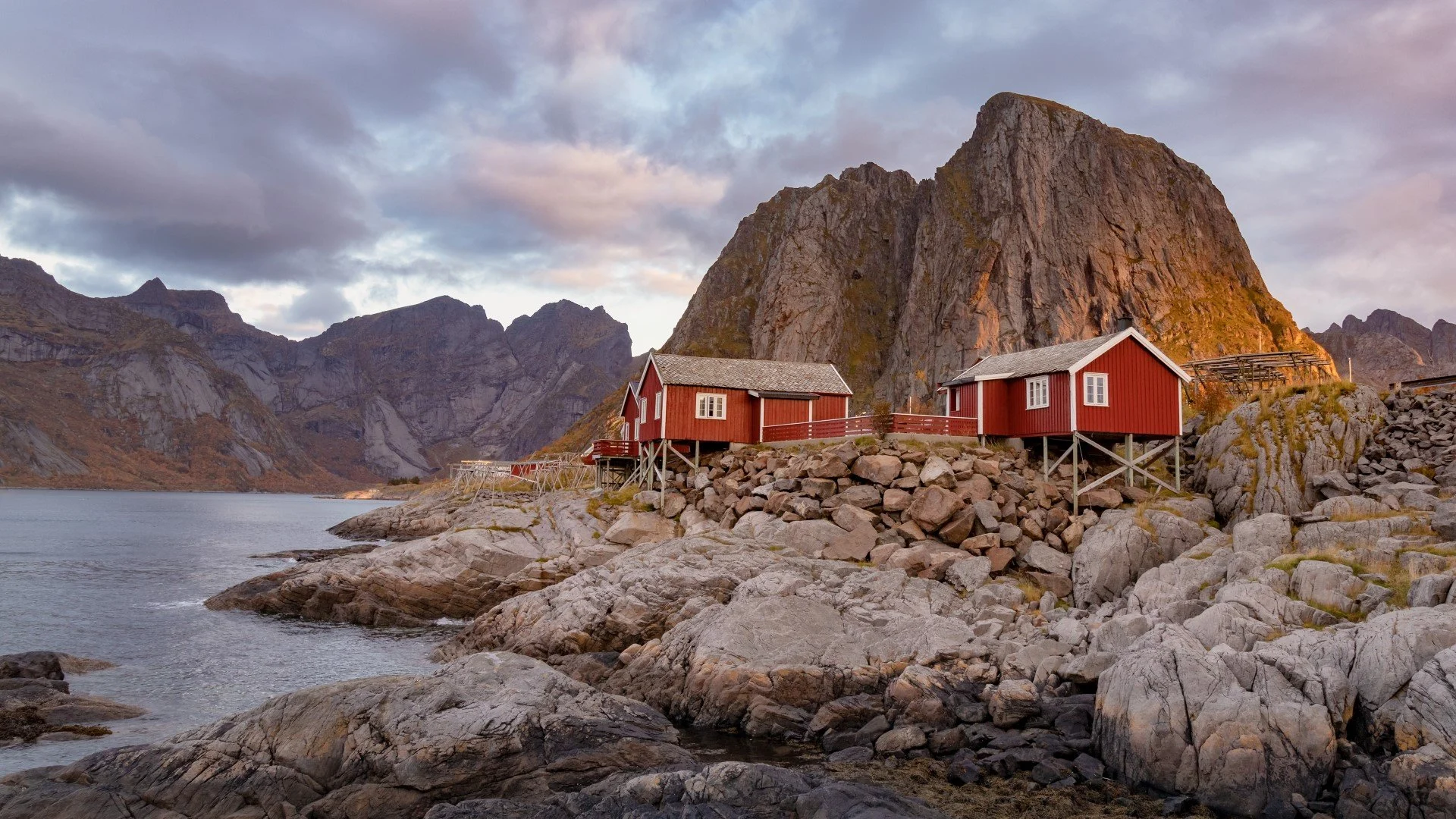 Røde norske hytter på kysten