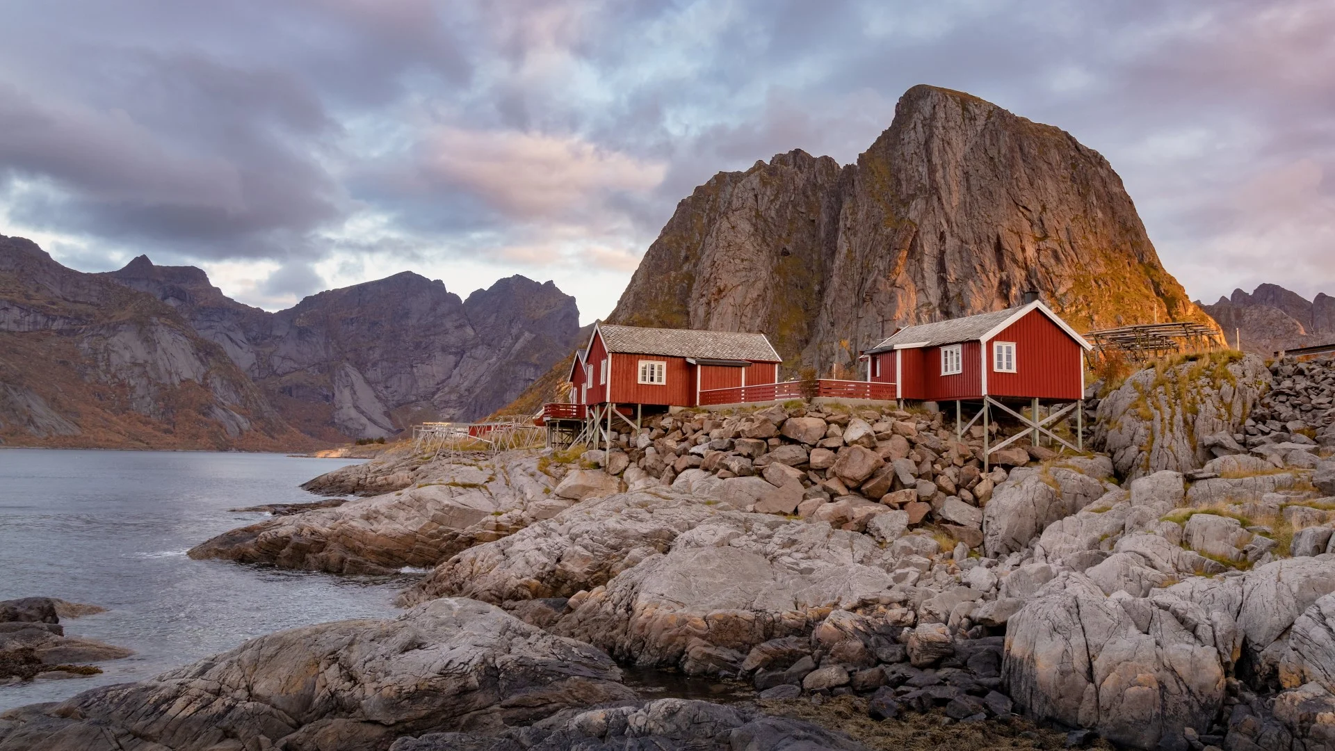 Röda norska hyddor vid kusten