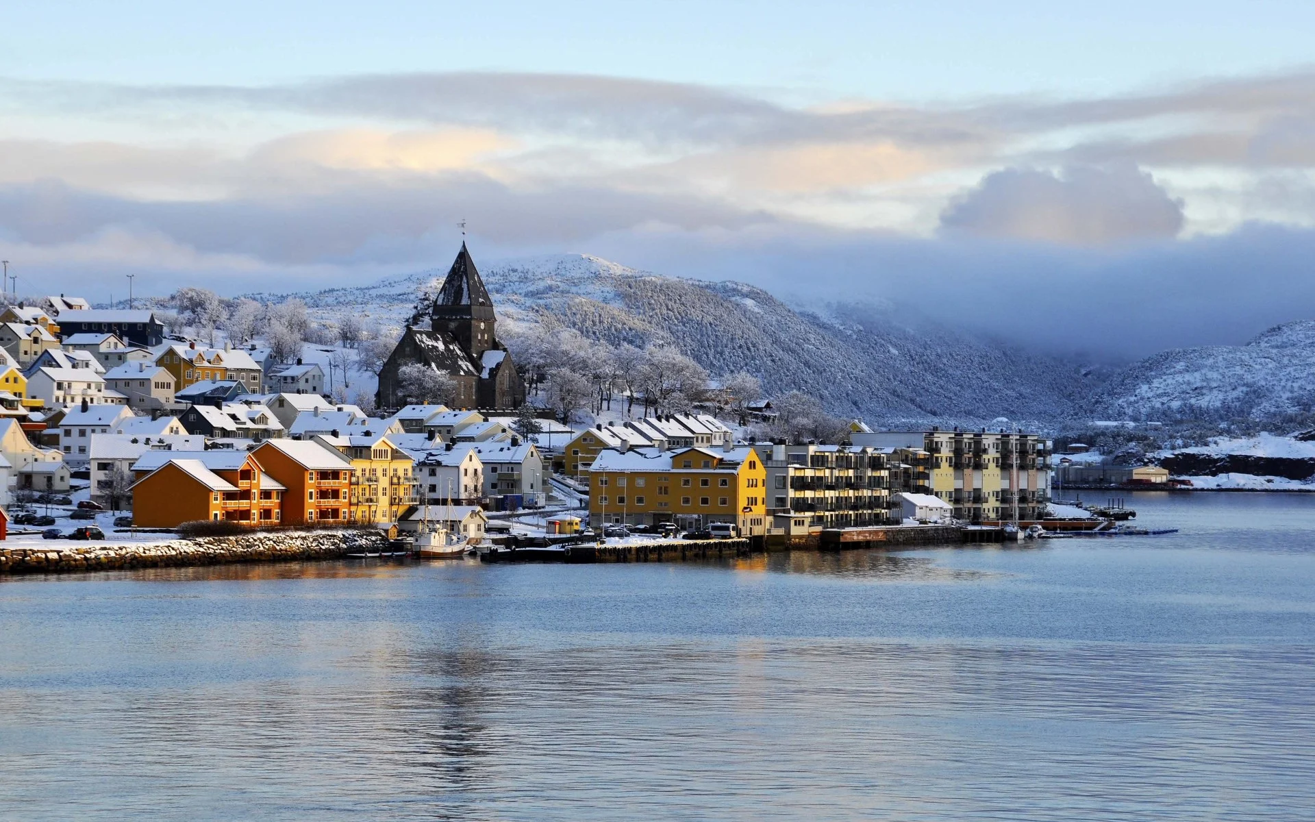 Nordlandet-kyrkan i hamnstaden Kristiansund