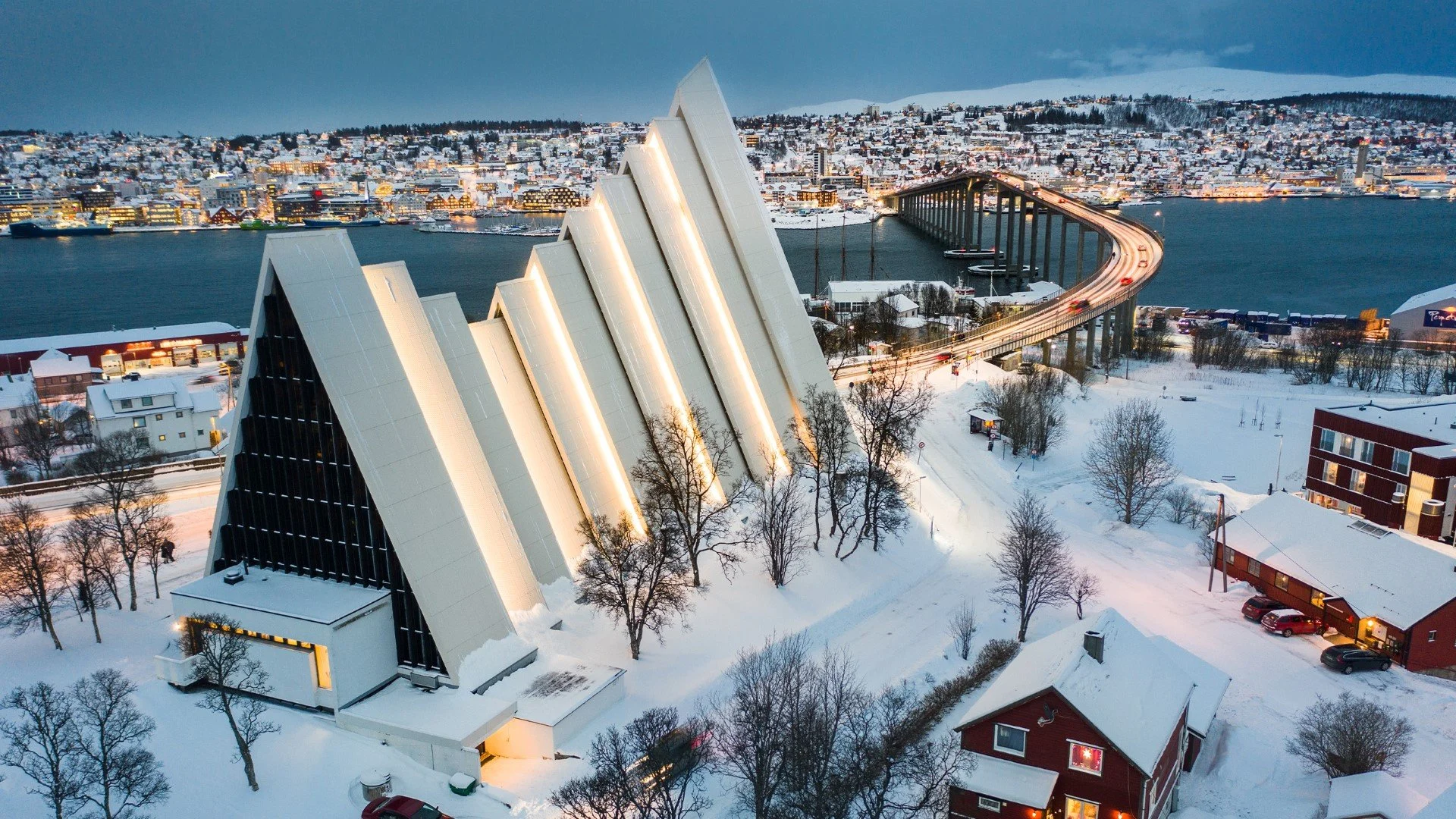 Cathédrale arctique et pont de Tromso