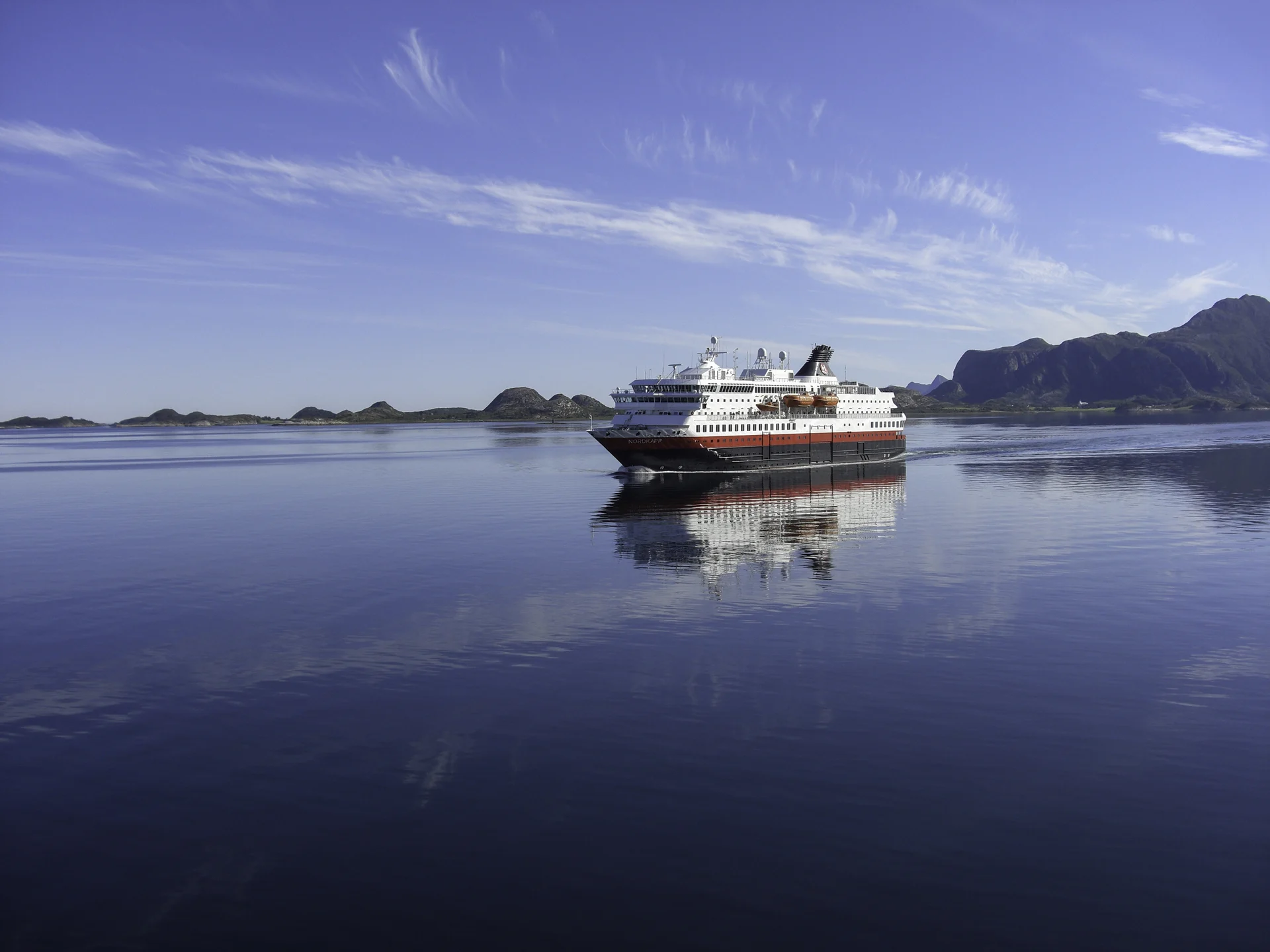 MS Nordkapp sejler langs Norges kyst på en sommerdag 