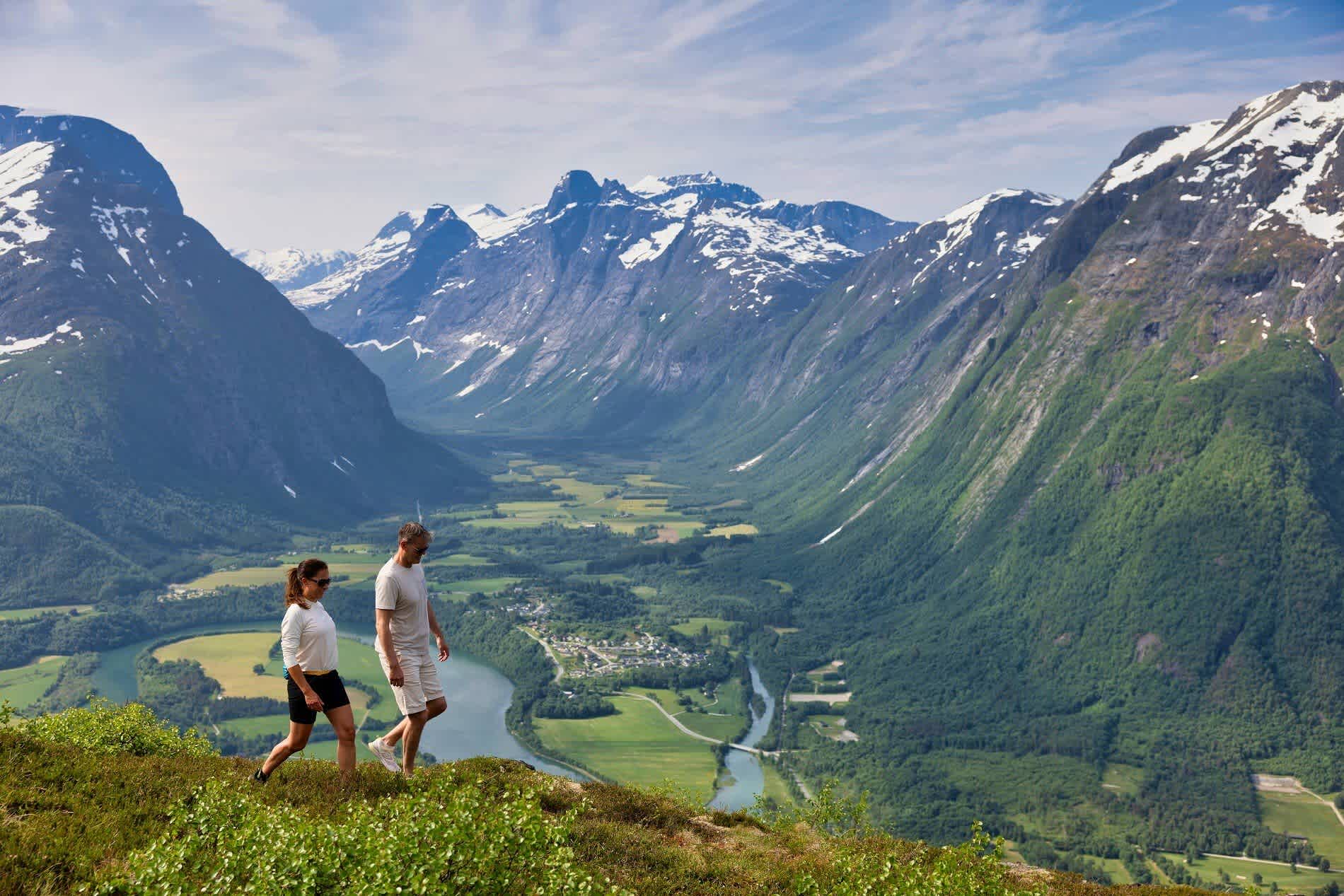 Nehmen Sie an einer optionalen Wanderung teil, um die sensationelle Landschaft um Åndalsnes zu erkunden