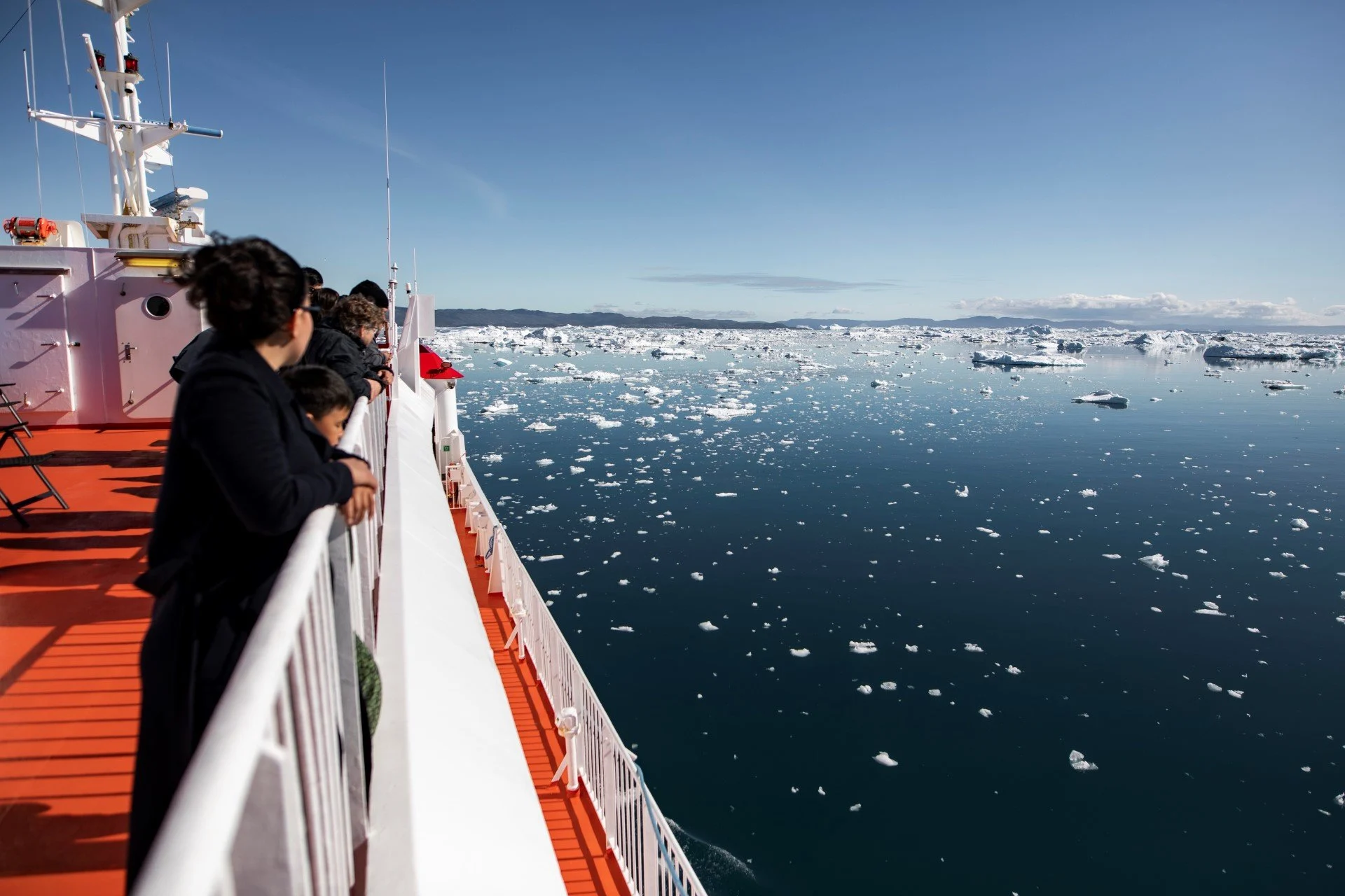 ferry-passengers-look-at-iulissat-icefjord