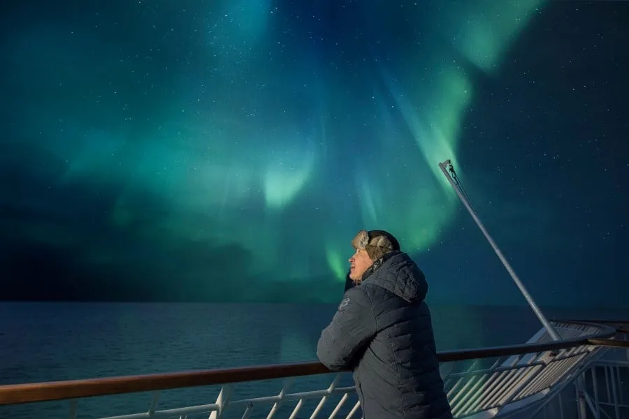Das Nordlicht an Deck eines Schiffs von Hurtigruten in Norwegen