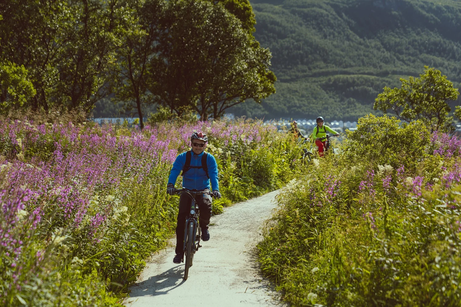 Un couple lors d'une visite de Tromso en e-bike