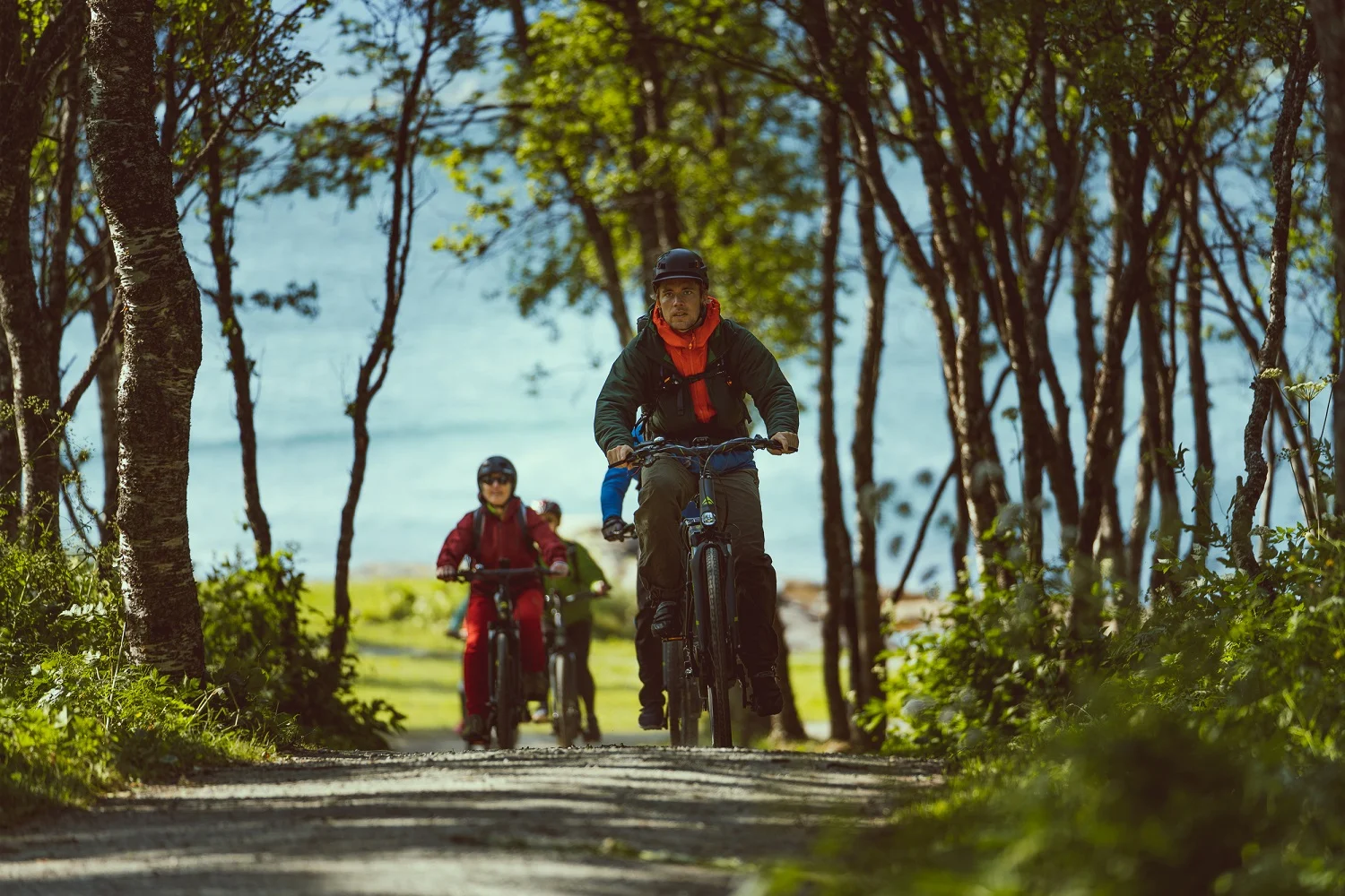 Un homme en vélo électrique dans les bois de Tromso