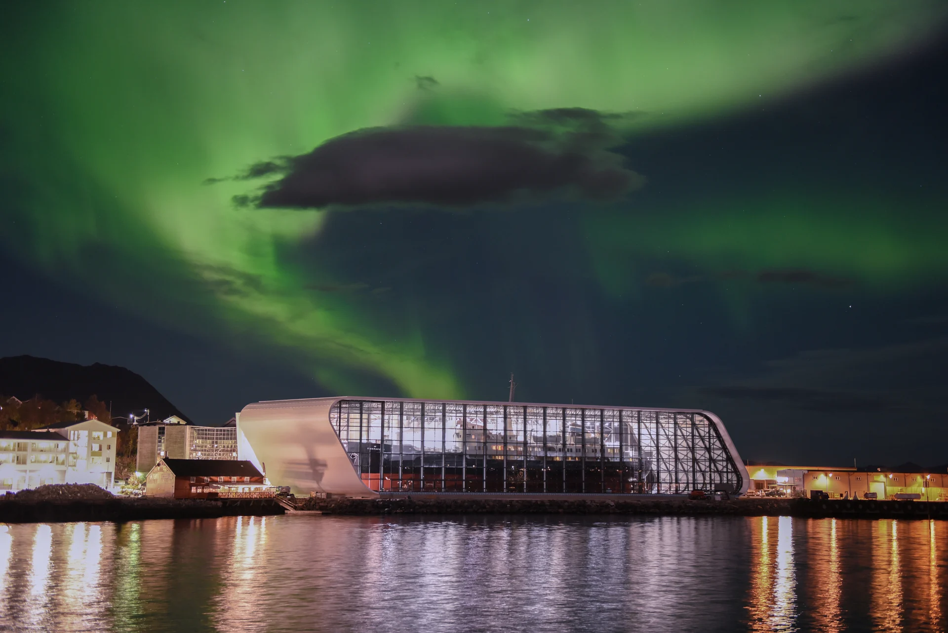 Nordlicht über dem Hurtigruten Museum in Stokmarknes