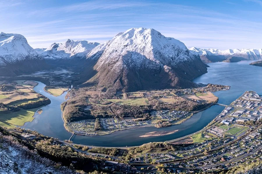 Située au cœur du Romsdalsfjord, la petite ville d’Åndalsnes est la capitale de l’alpinisme en Norvège