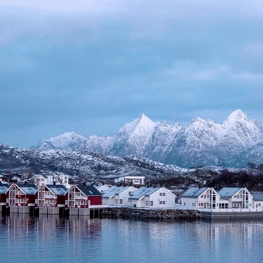 Winter in der norwegischen Stadt Svolvaer auf den Lofoten