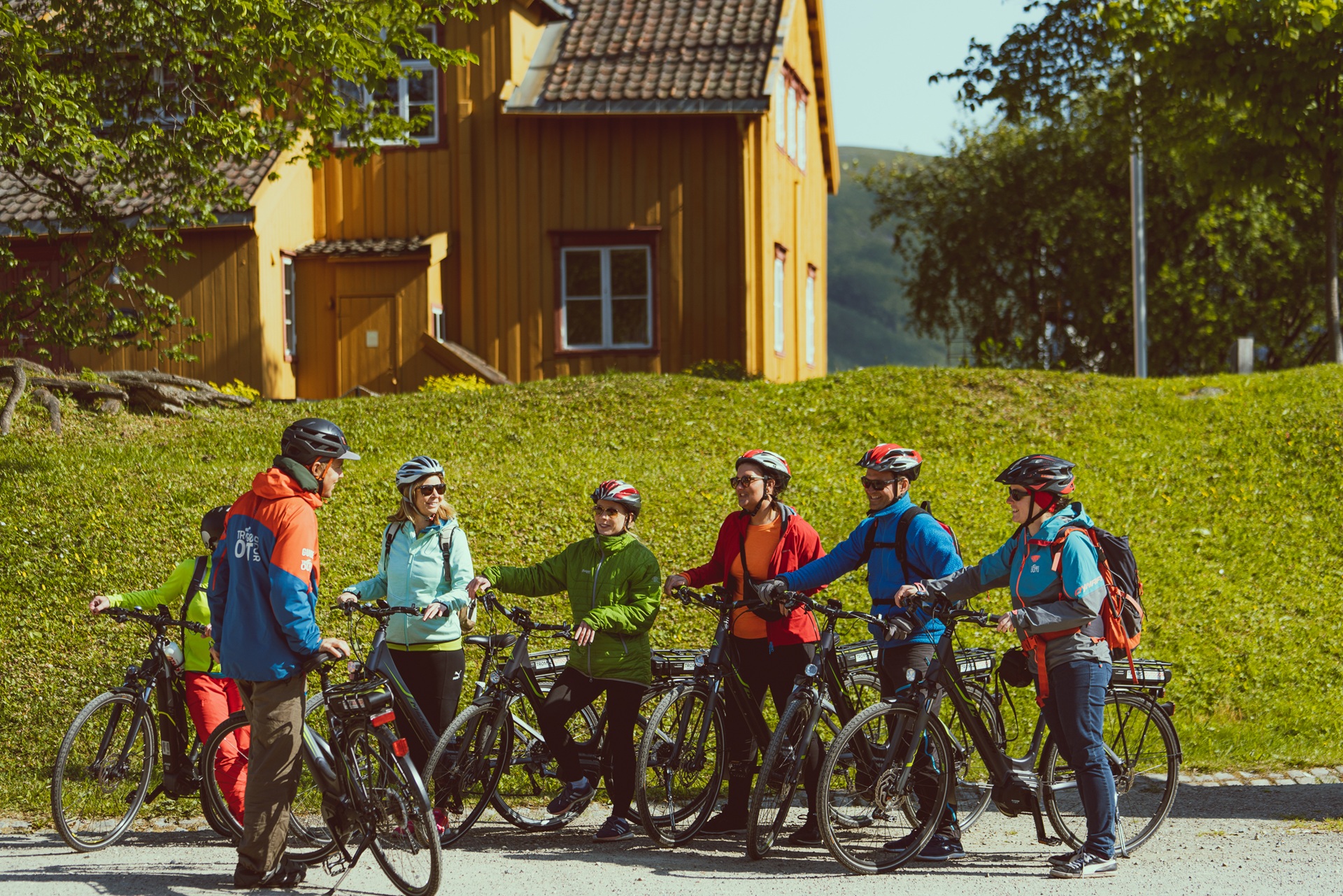 Tromsø-bicyclists-yellow-house-vegardStien-vegasti1