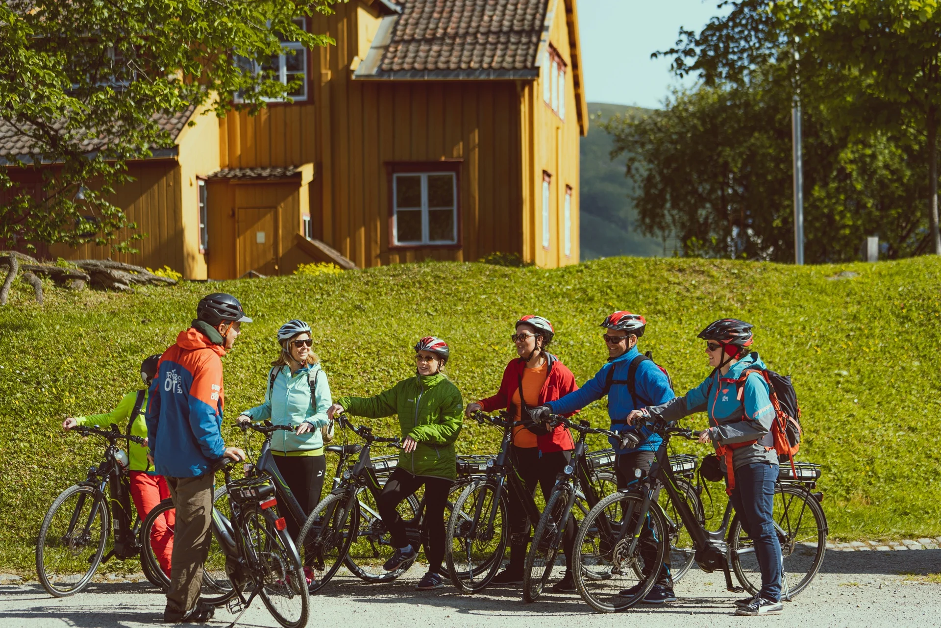 Tromsø-bicyclists-yellow-house-vegardStien-vegasti1