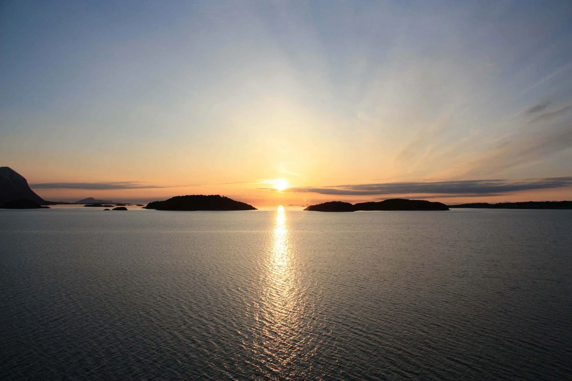 Un coucher du soleil au-dessus d'un plan d'eau