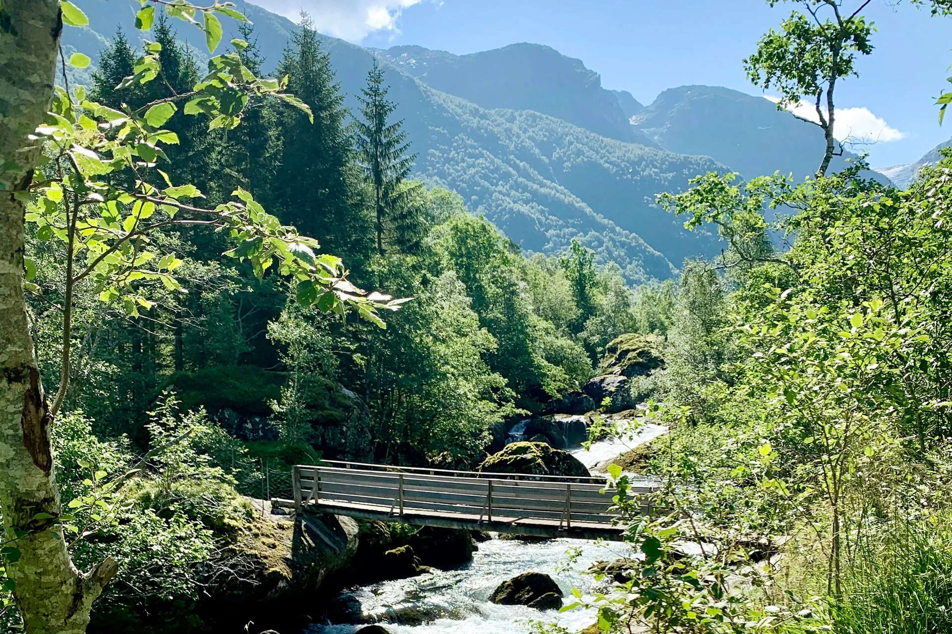 Hike-to-Lake-Bondhusvatnet-image-00014-1920x1280