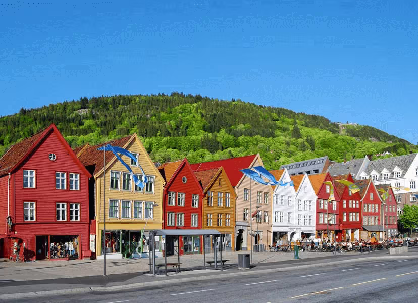 Une maison qui a un signe sur le côté d'une route