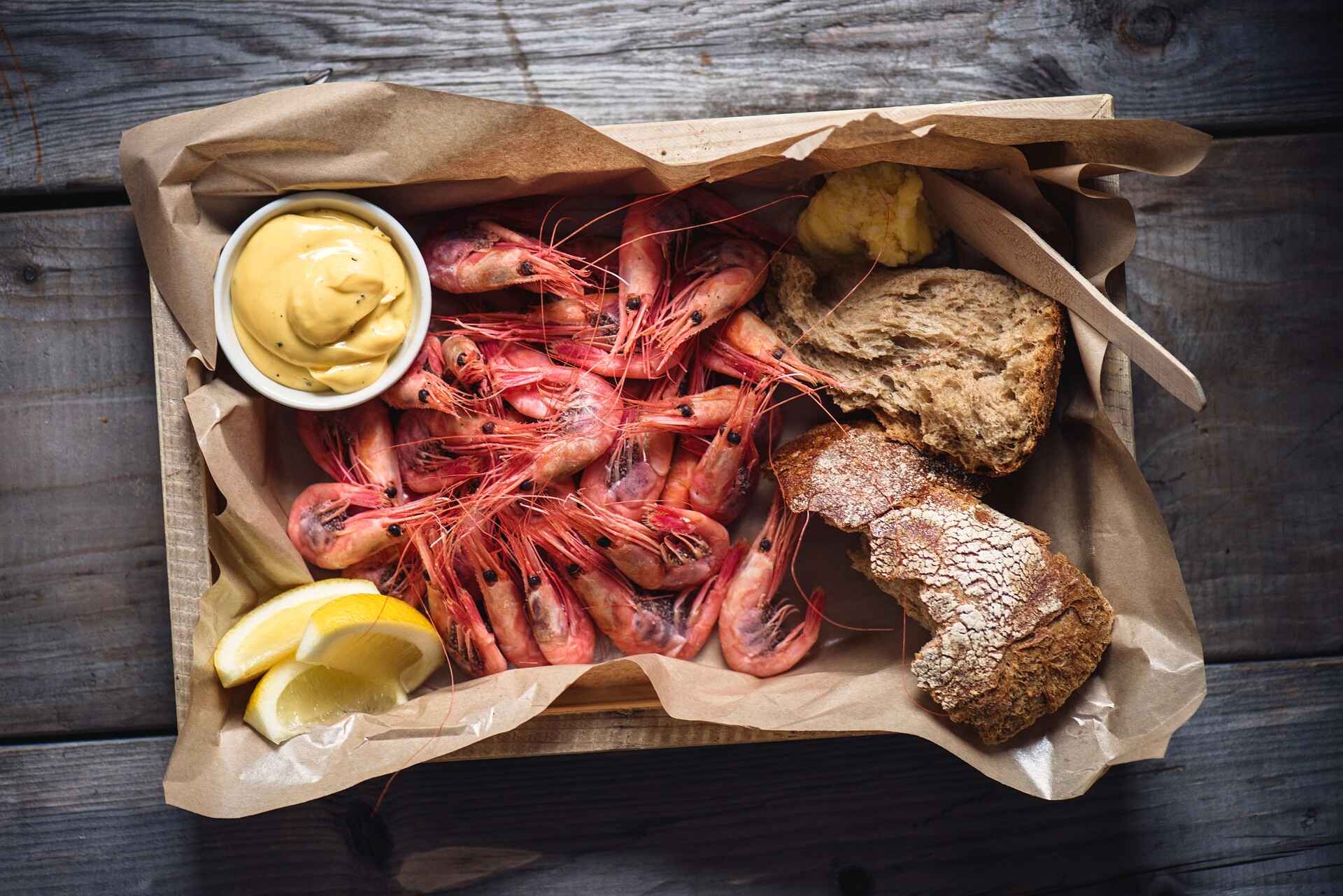 A box of freshly caught shrimps with bread and butter