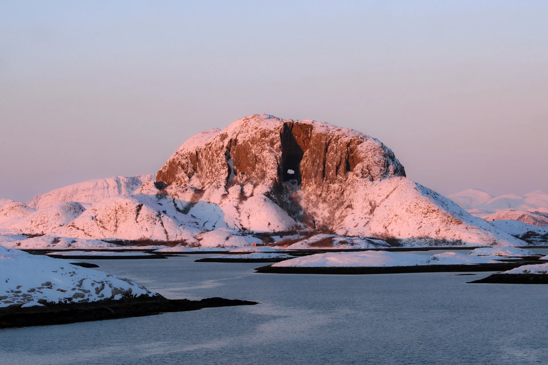 La montagne Torghatten est l’un des sites les plus emblématiques de la côte norvégienne