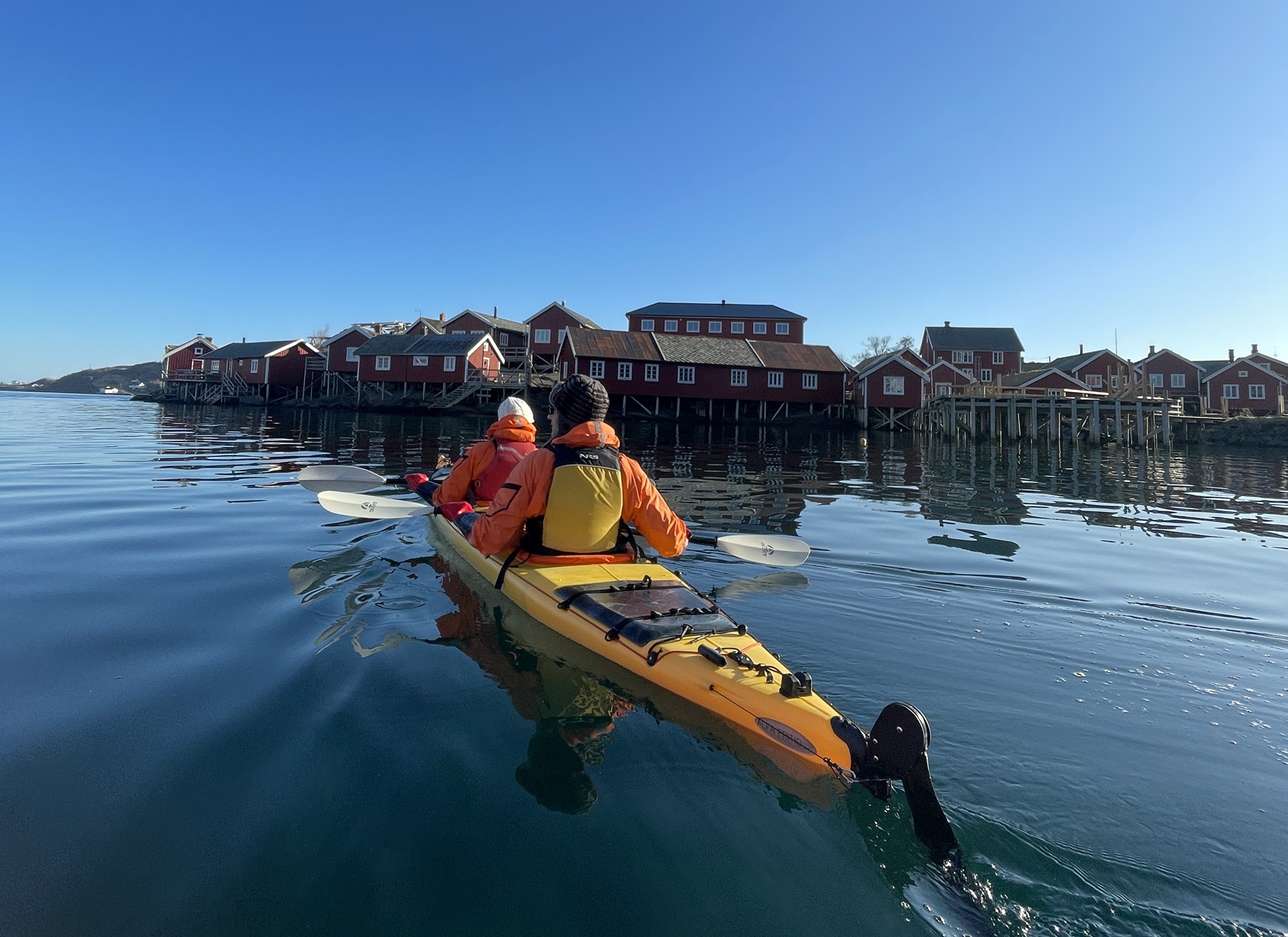 people-yellow-kayak-reine-houses-water