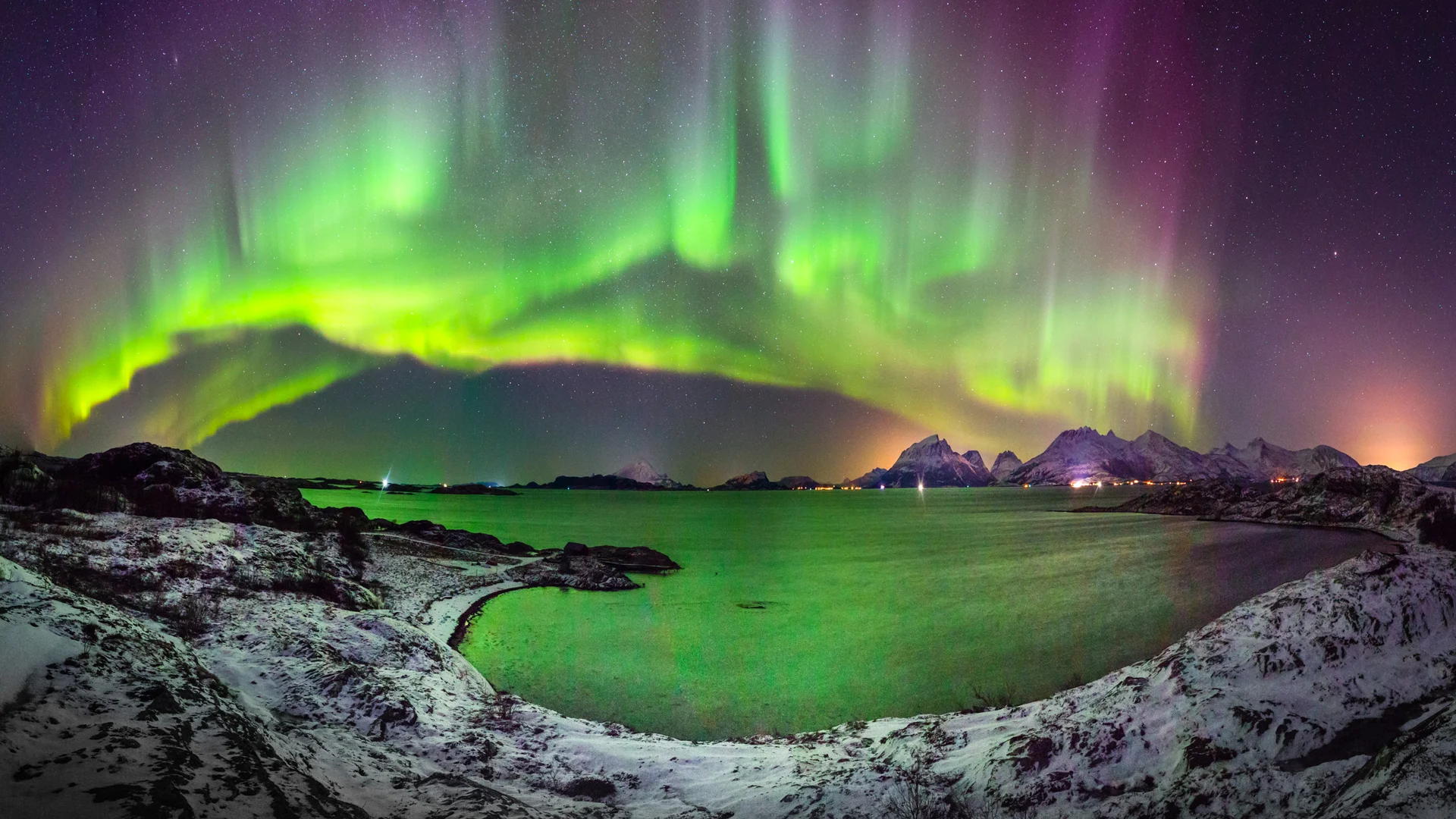 05 Northern-lights-firework---Helgeland- Hans-Petter-Sørensen-FarOutFocus-Visit-Norway 1920x1080