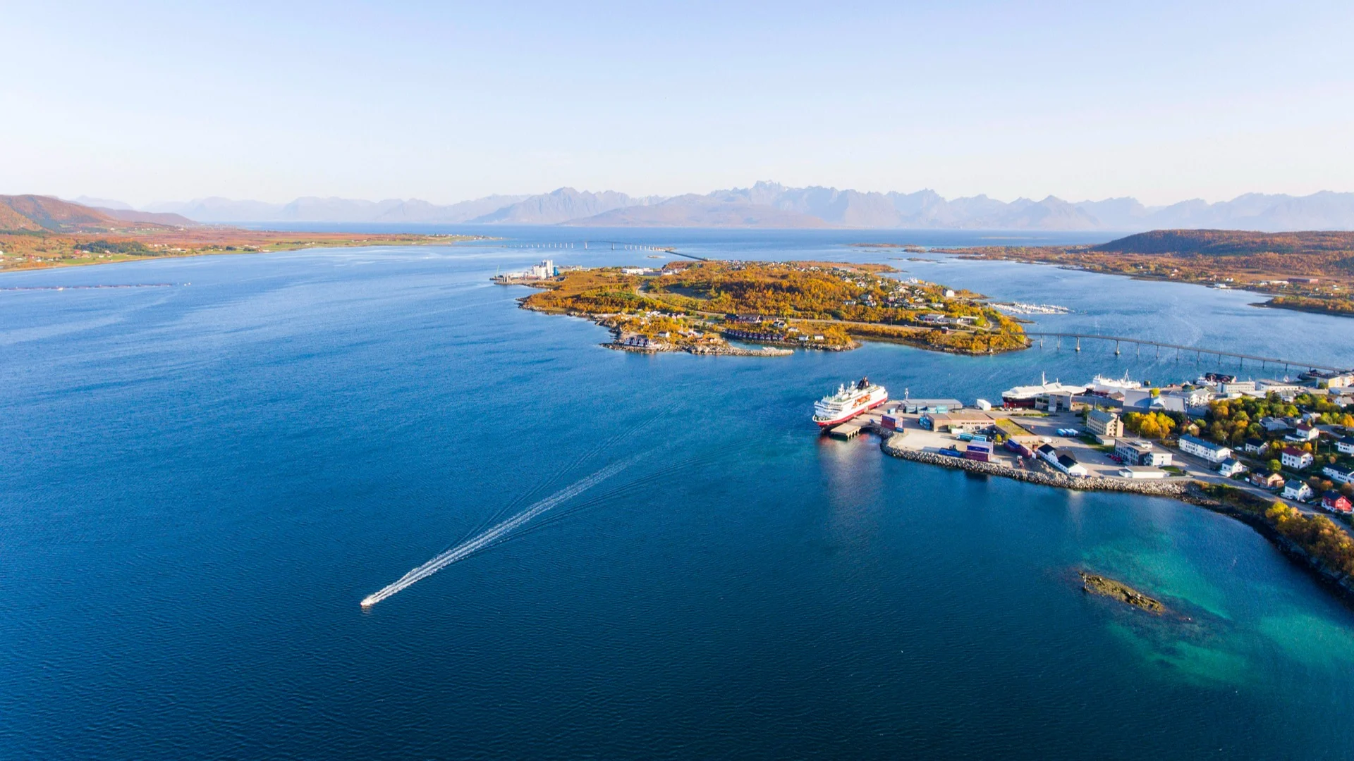 Et luftfoto over Stokmarknes, der er Hurtigrutens fødested