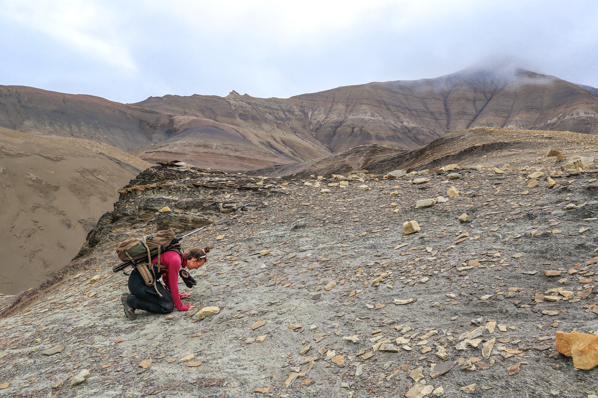 person-hunched-backpack-looking-at-ground-rocky-glacier-deltaneset-hgr-163068-emilie-gerber meier